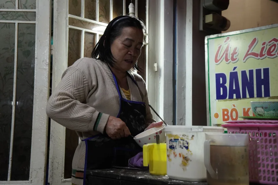 Bàn ăn tại Quán Mỳ 65